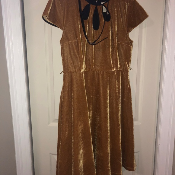 Tri-Keyhole A-Line Dress in Gold in L - Picture 5 of 6